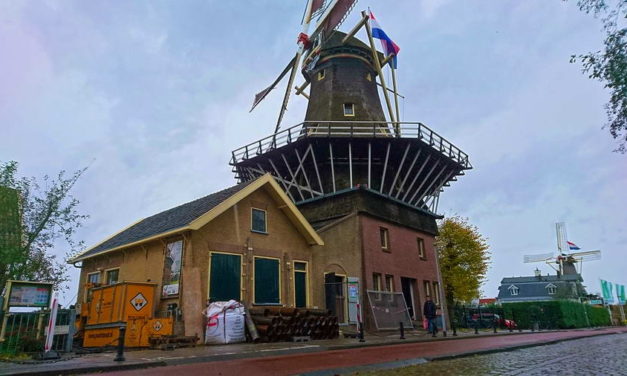 Vlag op de kap voor uitbreiding bij molens aan de Kralingse Plas