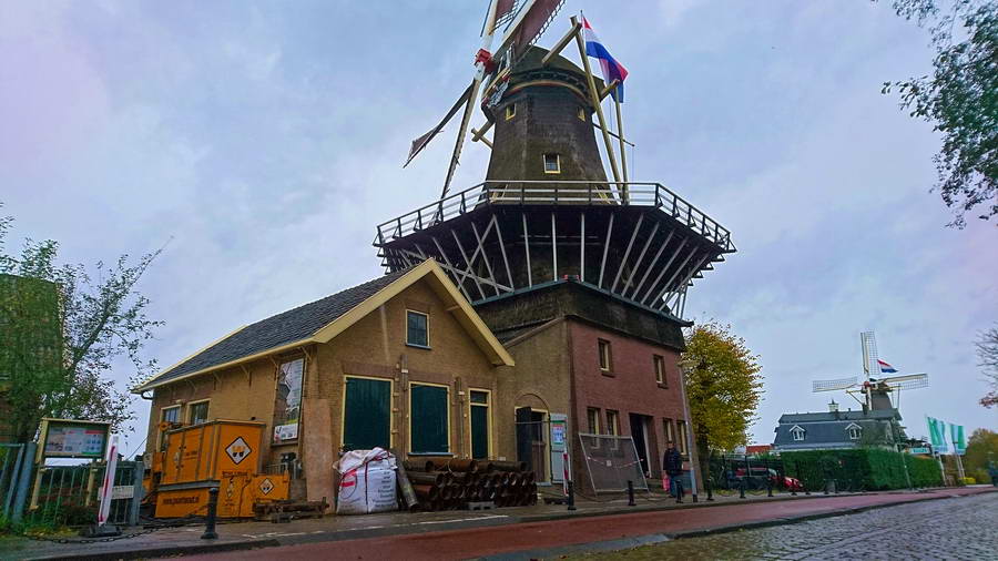 Vlag op de kap voor uitbreiding bij molens aan de Kralingse Plas