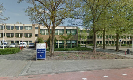 Rotterdamse docent bedreigd om spotprent; politie neemt maatregelen