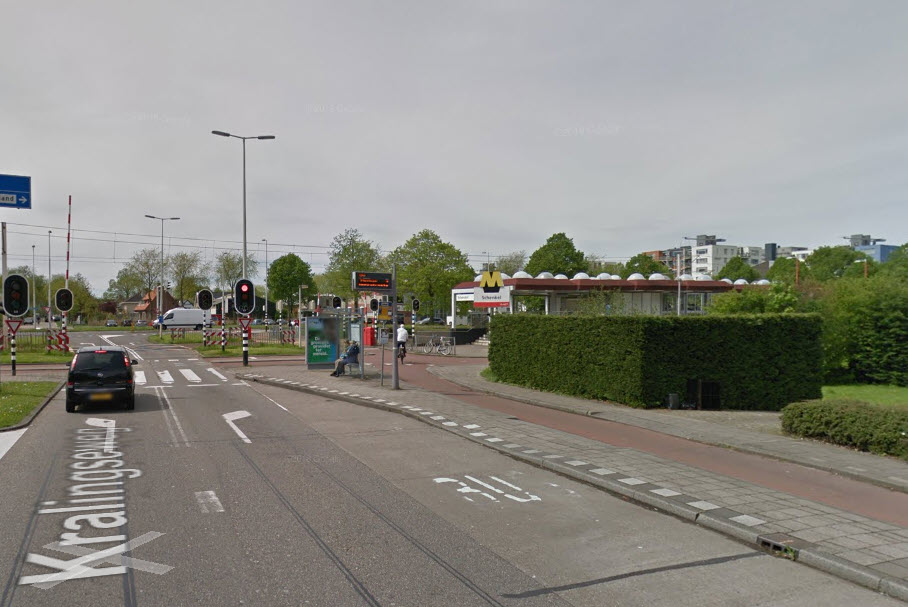 Auto botst op tandemfiets, twee zwaargewonden op de Kralingseweg