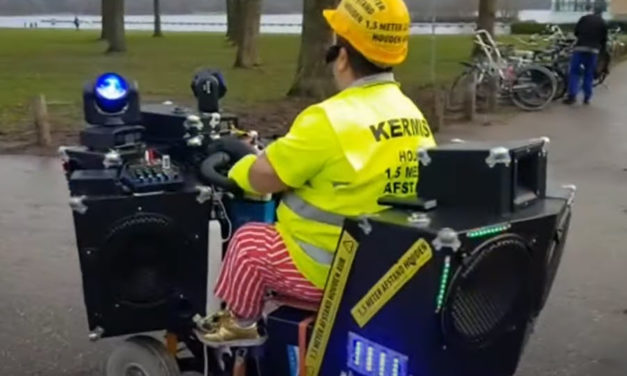 Milko gaat op versierde scootmobiel door het Kralingse Bos