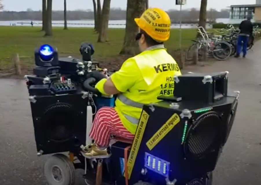 Milko gaat op versierde scootmobiel door het Kralingse Bos