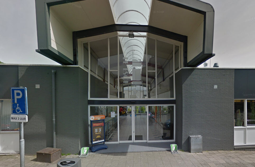 De jongens en meisjes van supermarkt Plus