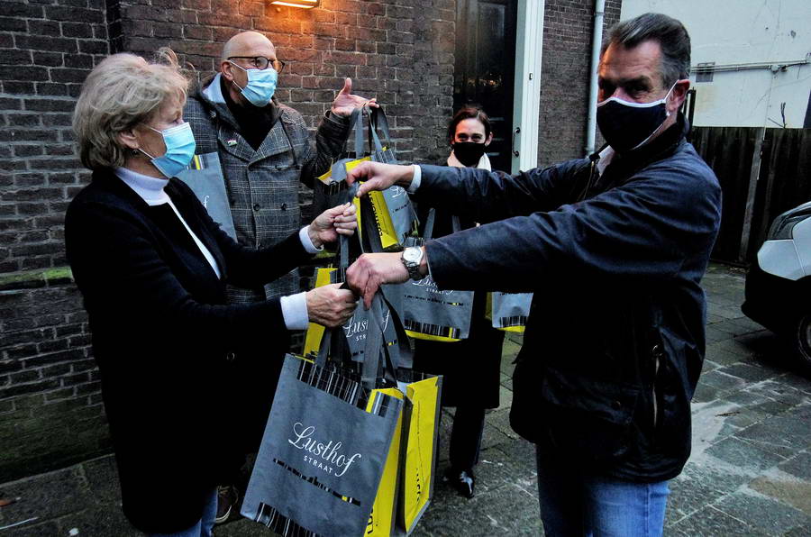 Winkeliers Lusthofstraat doneren aan Voedselbank