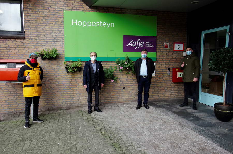 Lekkers en 130 bossen rozen voor bewoners Hoppesteyn