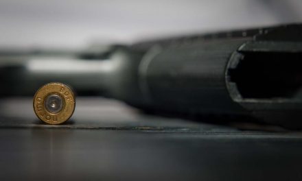 Politie lost waarschuwingsschot bij arrestatie van verdachten in Crooswijk