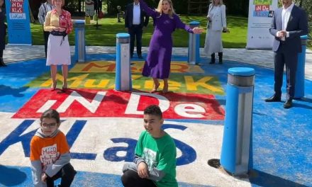 Koningin Máxima verrast klas uit Crooswijk met schoolreisje naar het songfestival