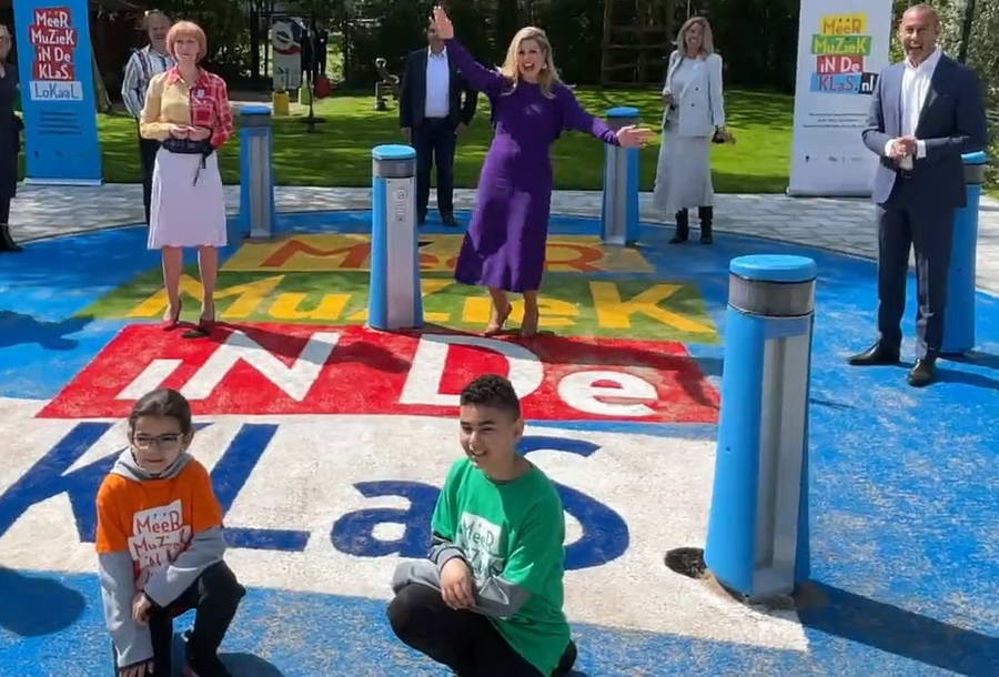 Koningin Máxima verrast klas uit Crooswijk met schoolreisje naar het songfestival
