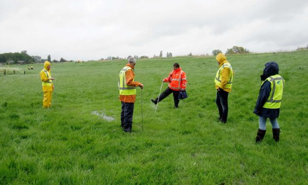 Droogte-inspectie in de regen