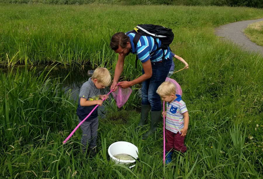 In de buurt waterkwaliteit meten voor onderzoek