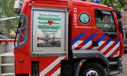 Waterleiding gesprongen in Crooswijk, meerdere sinkholes in de Boezemweg