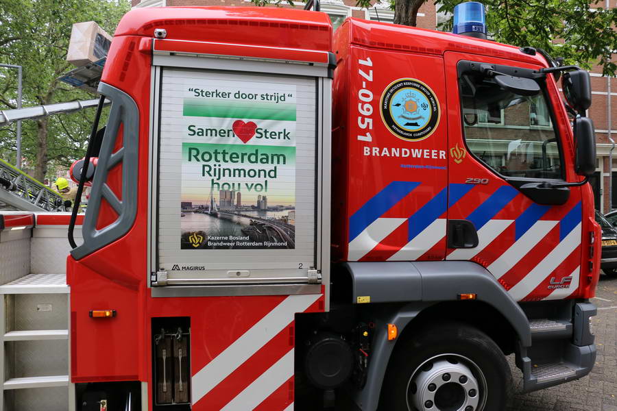 Waterleiding gesprongen in Crooswijk, meerdere sinkholes in de Boezemweg