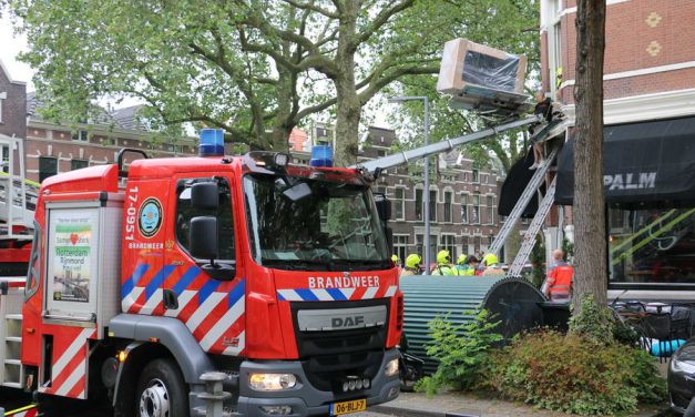 Man en vrouw klem tussen afgebroken balkon en verhuislift Jericholaan