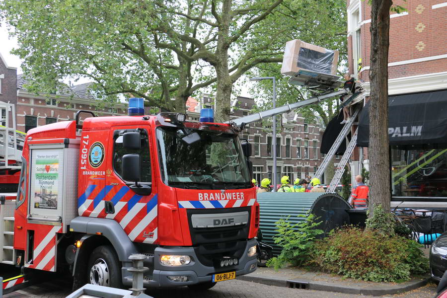 Man en vrouw klem tussen afgebroken balkon en verhuislift Jericholaan