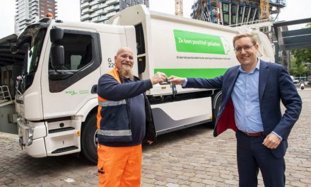 Rotterdam introduceert de eerste stille en schone vuilniswagen volledig elektrisch uit de fabriek