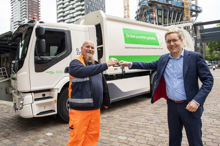 Rotterdam introduceert de eerste stille en schone vuilniswagen volledig elektrisch uit de fabriek