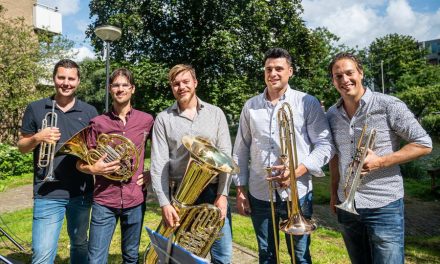 Pelgrim Brass bracht serenades onder de balkons van Hoppesteyn