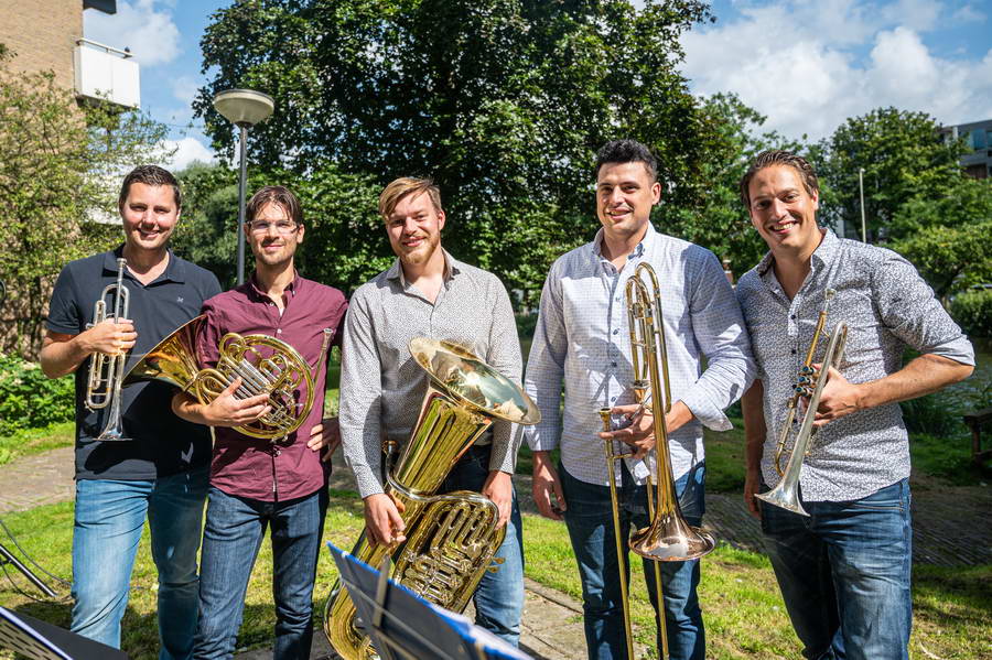 Pelgrim Brass bracht serenades onder de balkons van Hoppesteyn