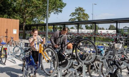 Grotere fietsenstalling bij ov-knooppunt Capelsebrug geopend