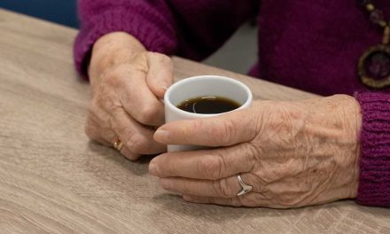 Berdien (82) treedt alert op bij babbeltruc van ‘zorgverleners’: ‘Ze zijn hondsbrutaal’