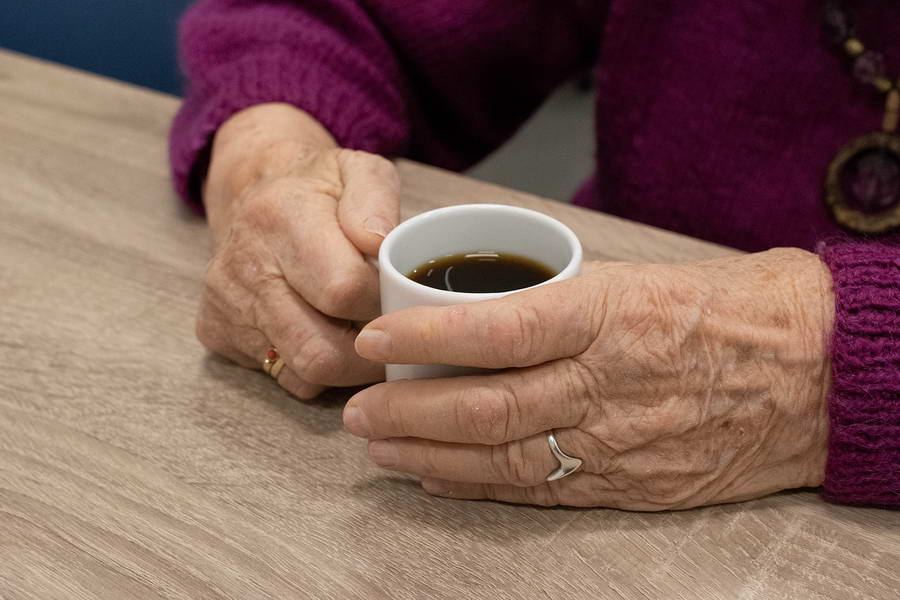 Berdien (82) treedt alert op bij babbeltruc van ‘zorgverleners’: ‘Ze zijn hondsbrutaal’