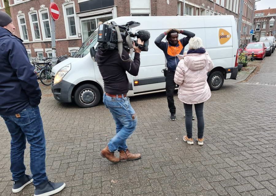Kerstgift van wijkbewoners Kralingen voor PostNL bezorger