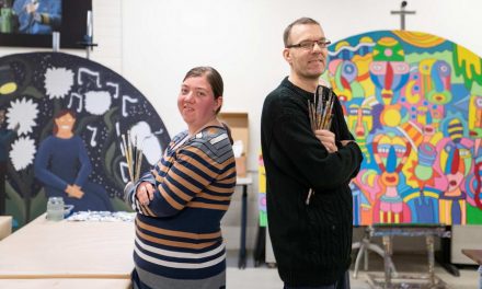 Kunstenaars Atelier Herenplaats onthullen grote kunstwerken in hartje Crooswijk