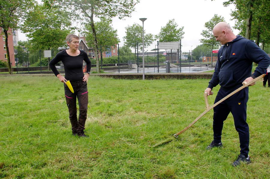 Maaien, met de hand, in De Esch