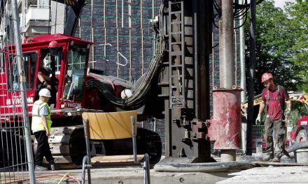 Schroefpalen onder nieuwbouw aan de Sophiakade