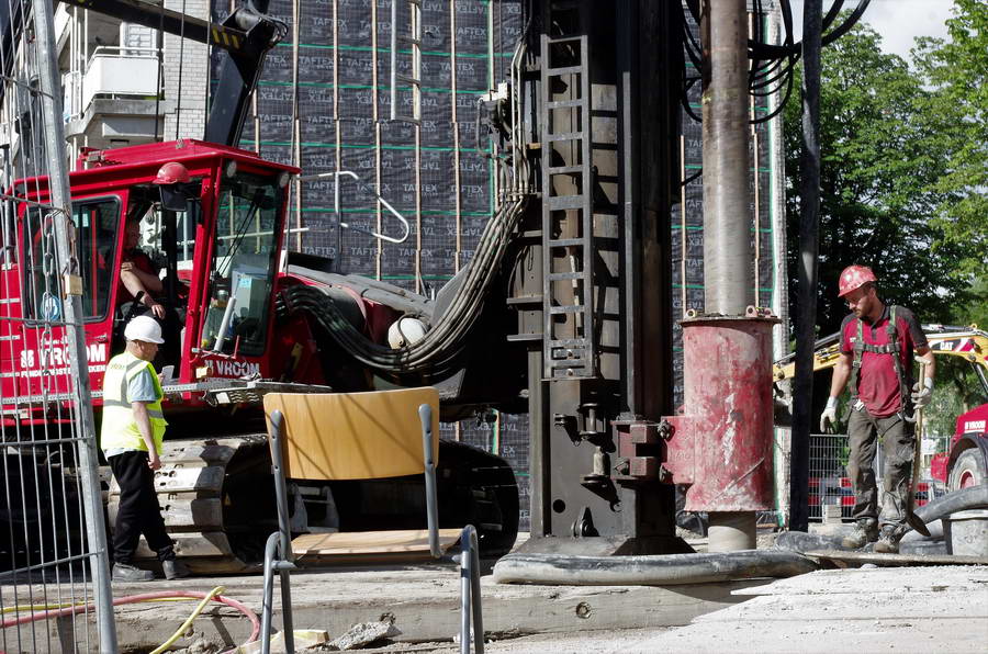 Schroefpalen onder nieuwbouw aan de Sophiakade