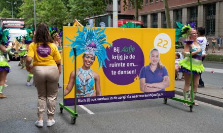 Aafje swingt mee in parade Zomercarnaval