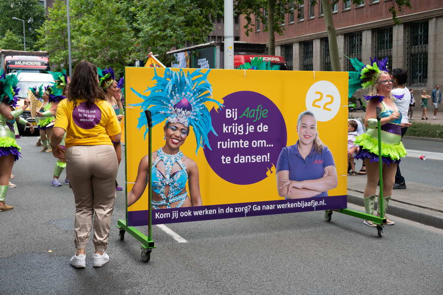 Aafje swingt mee in parade Zomercarnaval