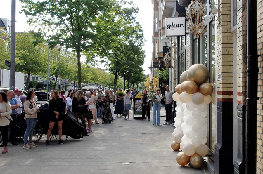 Glow geopend door Olcay Gulsen