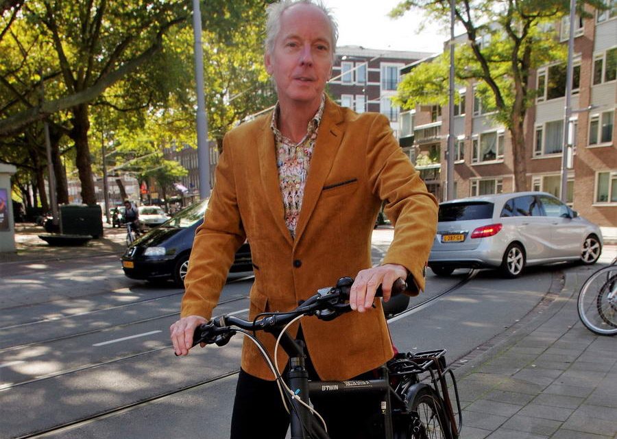 Hans van den Berg wil weten wie zijn zus doodstak en waarom