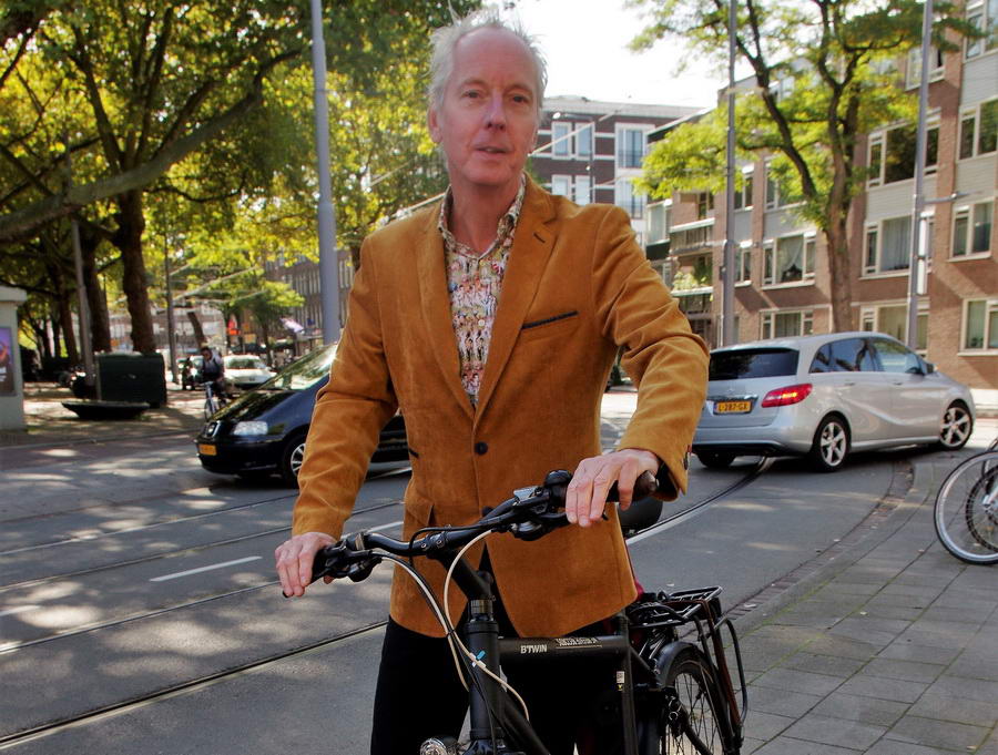 Hans van den Berg wil weten wie zijn zus doodstak en waarom