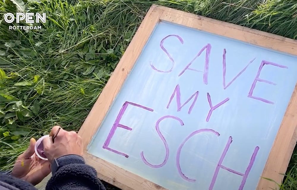 Bewoners De Esch planten protestbordenbos tegen brug