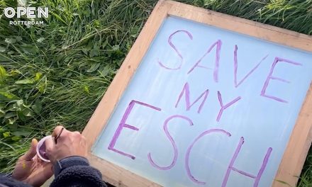 Bewoners De Esch planten protestbordenbos tegen brug