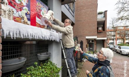 Vrolijke kerstdoeken fleuren de straat op