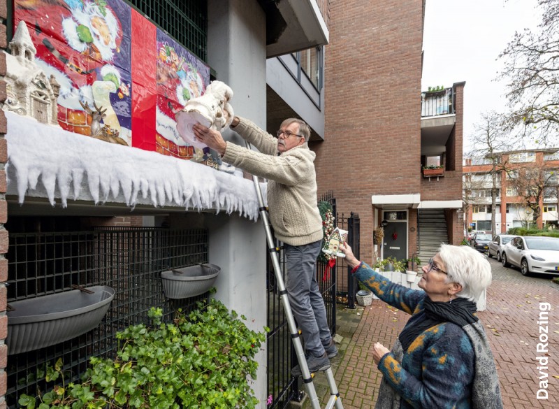 Vrolijke kerstdoeken fleuren de straat op