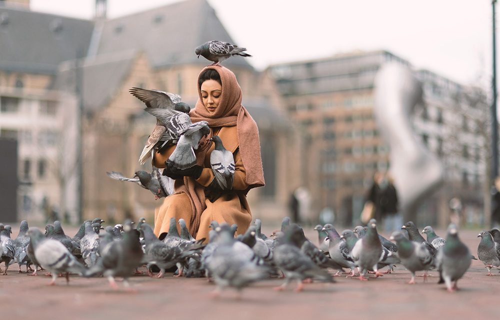 Duivenvrouwtje Aash wil dat iedere Rotterdammer weet wat een ‘stringfoot’ is.
