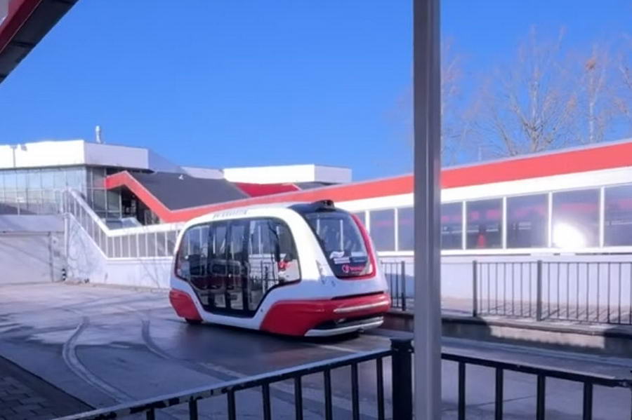 Sarah-Louise rijdt voor het eerst mee met ParkShuttle tussen Kralingen en Capelle