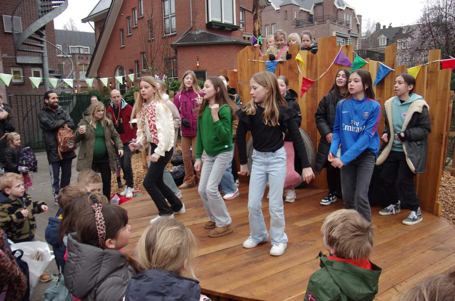 De Kralingsche School opende nieuw groen schoolplein