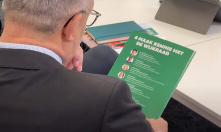 Wijkraad Crooswijk overhandigt allereerste wijkakkoord aan burgemeester en wethouders