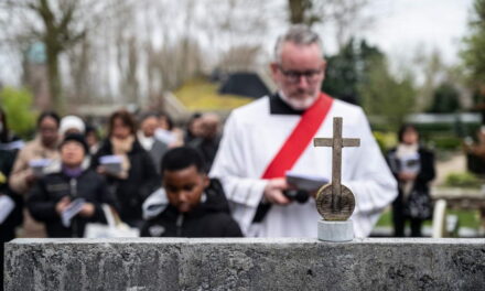 De Kruisweg op Goede Vrijdag in Crooswijk