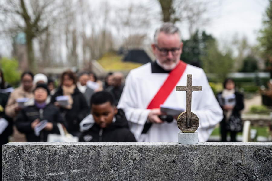 De Kruisweg op Goede Vrijdag in Crooswijk