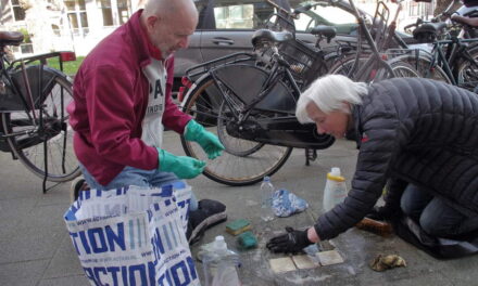 Anneke en Joost maken Stolpersteine schoon