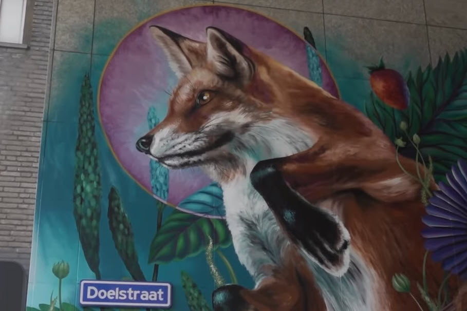 Rotterdamse kunstenaar Nina Valkhoff maakt muurschildering van stadsvos op Pompenburgflat