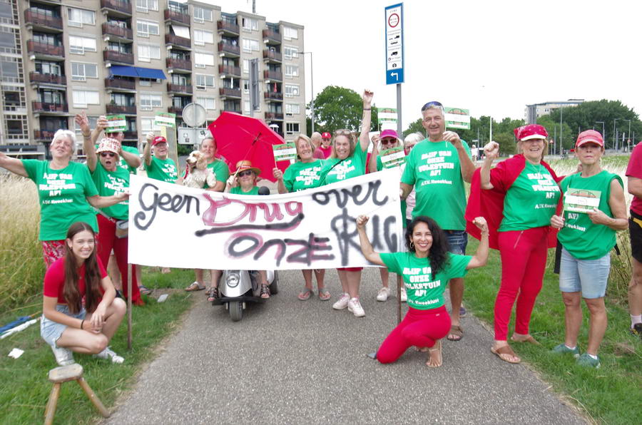 Demonstreren tegen brug en afgraving