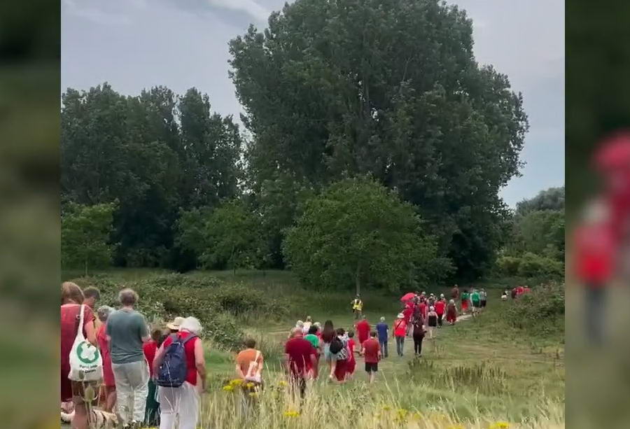 Grote menselijke slinger door Eschpolder in protest tegen nieuwe stadsbrug