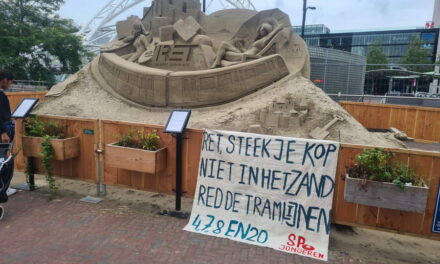 SP Jongeren Rotterdam maakt statement bij zandkasteel RET